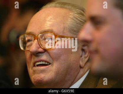 Jean-Marie le Pen avec Nick Griffin, chef du BNP, lors d'une conférence de presse à l'hôtel Cresta court d'Altrincham, Chesire. Banque D'Images