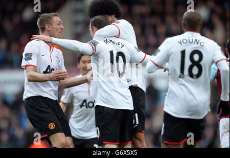 Wayne Rooney de Manchester United est félicité après avoir marqué le match de la Barclays Premier League à Upton Park, Londres. Banque D'Images