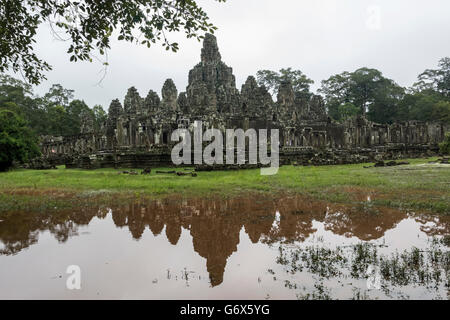 Jour de pluie la réflexion, temple Bayon, Angkor Thom, Siem Reap, Cambodge Banque D'Images