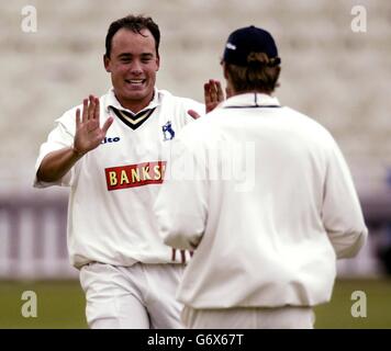 Neil carter (à gauche) de Warwickshire célèbre avec le capitaine Nick Knight après avoir pris le cricket de Tim Hancock de Gloucestershire lors du match de championnat du comté de Frizzell à Edgbaston, Birmingham. Banque D'Images