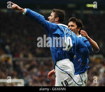 Bryan Hughes, de Birmingham City, célèbre l'équaliseur contre leeds United avec Damien Johnson lors de leur match Barclaycard Premiership à St Andrews. Banque D'Images