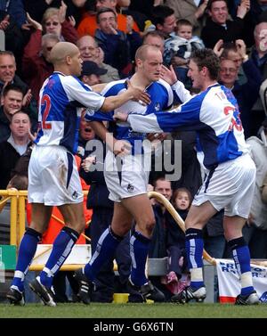 Adam Barrett (au centre) de Bristol Rovers est félicité par les coéquipiers après avoir marquant le deuxième but de son équipe contre York lors du match national de la division trois au Memorial Ground, Bristol. PAS D'UTILISATION DU SITE WEB DU CLUB OFFICIEUX. Banque D'Images