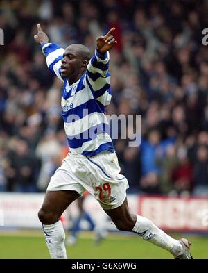 Paul Furlong, des Queens Park Rangers, célèbre le premier but de son équipe contre Luton Town lors du match national de la division deux à Loftus Road, à l'ouest de Londres, SANS UTILISATION DU SITE WEB DU CLUB d'ONOFFICIEUX. Banque D'Images