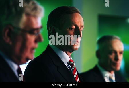 (Gauche - droite) Tanaiste Eamon Gilmore, Taoiseach Enda Kenny et le ministre de l'emploi, de l'entreprise et de l'innovation, Richard Bruton lors du lancement du Plan d'action pour l'emploi 2014, à Wayra Ireland, Sir John Rogerson's Quay, Dublin. Banque D'Images