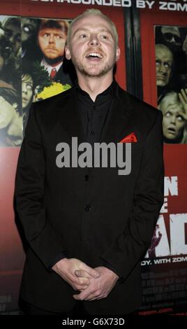 La star du film Simon Pegg arrive pour la première mondiale de Shaun of the Dead, au cinéma Warner West End de Leicester Square, dans le centre de Londres. Banque D'Images