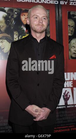 La star du film Simon Pegg arrive pour la première mondiale de Shaun of the Dead, au cinéma Warner West End de Leicester Square, dans le centre de Londres. Banque D'Images