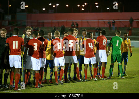 Soccer - FA Youth Cup - Cinquième tour - Arsenal / Charlton Athletic - Stonebridge Road. Les joueurs des deux équipes se secouent la main avant le coup d'envoi Banque D'Images