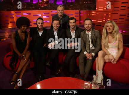 Hôte Graham Norton (arrière centre) avec les invités (de gauche à droite) Naomi Campbell, Anthony McPartlin, Declan Donnely, Jamie Dornan, Aaron Paul et Ellie Goulding, pendant le tournage du Graham Norton Show aux London Studios, dans le sud de Londres, qui sera diffusé sur BBC One vendredi soir. Banque D'Images