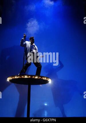 L'acteur Mario Kombu joue sur scène lors d'une séance photo pour la nouvelle comédie musicale Jailhouse Rock au Piccadilly Theatre à l'ouest de Londres. Créée par l'écrivain et réalisateur du succès de la smash Buddy, la comédie musicale est basée sur le film Elvis Presley et ses premières à Londres le 19 avril 2004. Banque D'Images