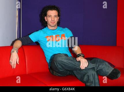 JC Chasez de l'ancien n'Sync lors de son apparition sur le site TRL UK de MTV aux studios MTV de Camden, au nord de Londres. La chanteuse a collaboré avec Basement Jaxx sur le nouveau single 'Plug IT In', qui a été publié hier. Banque D'Images