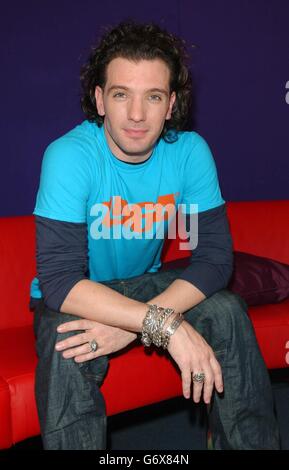 JC Chasez de l'ancien n'Sync lors de son apparition sur le site TRL UK de MTV aux studios MTV de Camden, au nord de Londres. La chanteuse a collaboré avec Basement Jaxx sur le nouveau single 'Plug IT In', qui a été publié hier. Banque D'Images