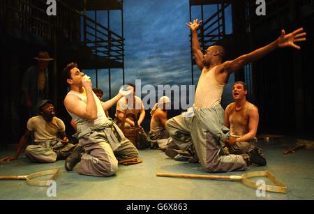 Les acteurs Mario Kombu et Gilz Terera se sont produits sur scène lors d'une séance photo pour la nouvelle comédie musicale Jailhouse Rock au Piccadilly Theatre à l'ouest de Londres. Créée par l'écrivain et réalisateur du succès de la smash Buddy, la comédie musicale est basée sur le film Elvis Presley et ses premières à Londres le 19 avril 2004. Banque D'Images