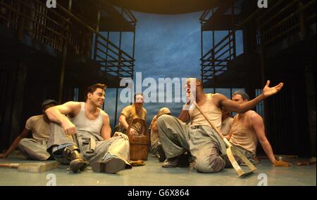 Les acteurs Mario Kombu et Gilz Terera se sont produits sur scène lors d'une séance photo pour la nouvelle comédie musicale Jailhouse Rock au Piccadilly Theatre à l'ouest de Londres. Créée par l'écrivain et réalisateur du succès de la smash Buddy, la comédie musicale est basée sur le film Elvis Presley et ses premières à Londres le 19 avril 2004. Banque D'Images