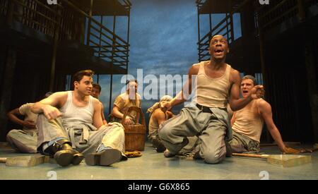 Les acteurs Mario Kombu et Gilz Terera se sont produits sur scène lors d'une séance photo pour la nouvelle comédie musicale Jailhouse Rock au Piccadilly Theatre à l'ouest de Londres. Créée par l'écrivain et réalisateur du succès de la smash Buddy, la comédie musicale est basée sur le film Elvis Presley et ses premières à Londres le 19 avril 2004. Banque D'Images