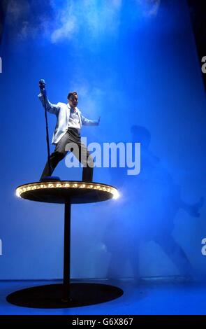 L'acteur Mario Kombu joue sur scène lors d'une séance photo pour la nouvelle comédie musicale Jailhouse Rock au Piccadilly Theatre à l'ouest de Londres. Créée par l'écrivain et réalisateur du succès de la smash Buddy, la comédie musicale est basée sur le film Elvis Presley et ses premières à Londres le 19 avril 2004. Banque D'Images