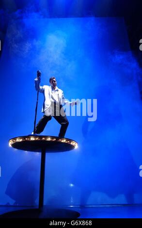 L'acteur Mario Kombu joue sur scène lors d'une séance photo pour la nouvelle comédie musicale Jailhouse Rock au Piccadilly Theatre à l'ouest de Londres. Créée par l'écrivain et réalisateur du succès de la smash Buddy, la comédie musicale est basée sur le film Elvis Presley et ses premières à Londres le 19 avril 2004. Banque D'Images