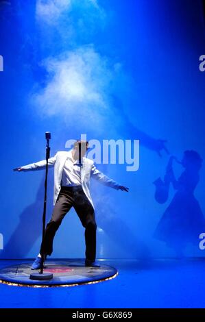 L'acteur Mario Kombu joue sur scène lors d'une séance photo pour la nouvelle comédie musicale Jailhouse Rock au Piccadilly Theatre à l'ouest de Londres. Créée par l'écrivain et réalisateur du succès de la smash Buddy, la comédie musicale est basée sur le film Elvis Presley et ses premières à Londres le 19 avril 2004. Banque D'Images