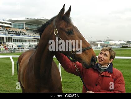 De retour sur la scène de sa Grand National Glory, Monty's Pass, vainqueur de l'Aintree Grand National l'année dernière, avec Mary Mangan, épouse de l'entraîneur James Mangan. Banque D'Images