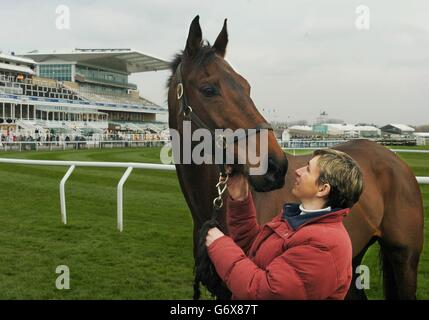 De retour sur la scène de sa Grande gloire nationale, Monty's Pass, vainqueur de l'Aintree Grand Nationall l'année dernière, avec Mary Mangan, épouse de l'entraîneur James Mangan. Banque D'Images