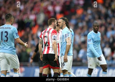 Les tempers se tord entre Martin Demichelis de Manchester City (au centre à droite) Et Phil Bardsley de Sunderland (au centre à gauche) Banque D'Images