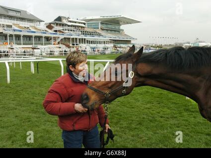 De retour sur la scène de sa Grand National Glory, Monty's Pass, vainqueur de l'Aintree Grand National l'année dernière, avec Mary Mangan, épouse de l'entraîneur James Mangan. Banque D'Images