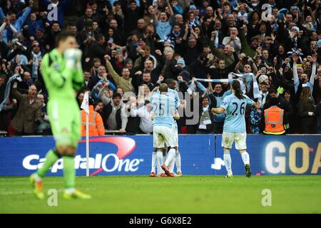 Gonzalez Jesus Navas (au centre) de Manchester City célèbre son troisième but du match avec des coéquipiers comme gardien de but de Sunderland Vito Mannone est resté abattu Banque D'Images