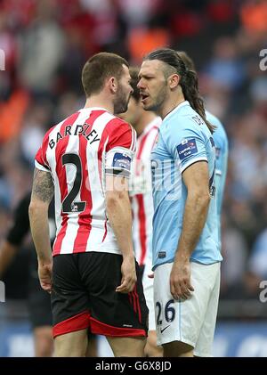 * RÉCOLTE ALTERNÉE* les tempers se tornent entre Martin Demichelis de Manchester City (à droite) Et Phil Bardsley de Sunderland (à gauche) Banque D'Images