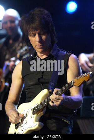 Jeff Beck se produit en direct sur scène pendant une soirée avec Jools Holland, dans le cadre de la semaine de collecte de fonds « The Who and Friends » de concerts, à l'aide du Teenage cancer Trust, au Royal Albert Hall de Londres. Banque D'Images