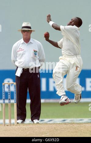 Fidel Edwards, le grand papillon des Indiens de l'Ouest, en action, a été suivi par l'arbitre Rudy Koetzen, pendant la deuxième journée du troisième Test au Kensington Oval, à Bridgetown, à la Barbade. Banque D'Images