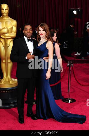 Chiwetel Ejiofor et Sari Mercer arrivent au 86e Academy Awards qui s'est tenu au Dolby Theatre à Hollywood, Los Angeles, CA, États-Unis, le 2 mars 2014. Banque D'Images