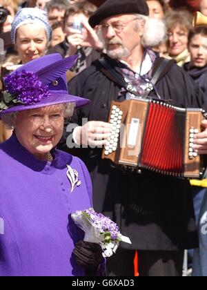 La reine Elizabeth II de Grande-Bretagne lors d'une promenade à la place du Capitole à Toulouse, lors de sa visite officielle en France. Elle a été présentée avec une potée des fleurs violettes et une boîte de gourmandises violettes, y compris le miel violet, ainsi que le thé violet - dit avoir été un favori de la reine Victoria. Banque D'Images