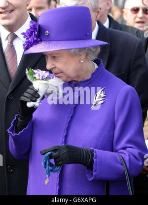 La reine Elizabeth II de Grande-Bretagne, accompagnée du duc d'Édimbourg, arrive à l'usine Airbus de Toulouse, le dernier jour de sa visite d'État en France. La Reine vêtue de violet profond pour sa visite dans le sud de la France en hommage à Toulouse, connue sous le nom de ville des violettes, a été présentée avec un bouquet de violettes. Banque D'Images