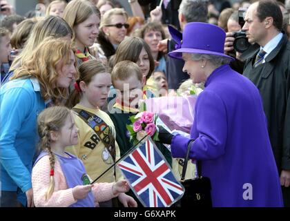 La reine Elizabeth II de Grande-Bretagne accompagnée du duc d'Édimbourg, lors d'une visite à Toulouse, le dernier jour de sa visite d'État en France. Pour la première fois, la Reine a nommé l'un des avions de Sir Richard Branson, le déclarant « Reine des Skies ». Dans un hangar de Toulouse, elle a été regardée par l'entrepreneur alors qu'elle a dévoilé son dernier Airbus A340-600 Virgin Atlantic. Banque D'Images