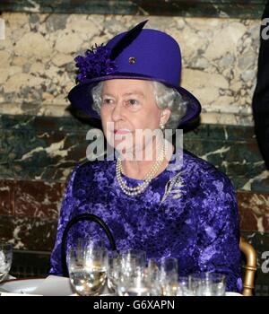 La reine Elizabeth II de Grande-Bretagne accompagnée du duc d'Édimbourg, lors d'une visite à Toulouse, le dernier jour de sa visite d'État en France. Pour la première fois, la Reine a nommé l'un des avions de Sir Richard Branson, le déclarant « Reine des Skies ». Dans un hangar de Toulouse, elle a été regardée par l'entrepreneur alors qu'elle a dévoilé son dernier Airbus A340-600 Virgin Atlantic. Banque D'Images