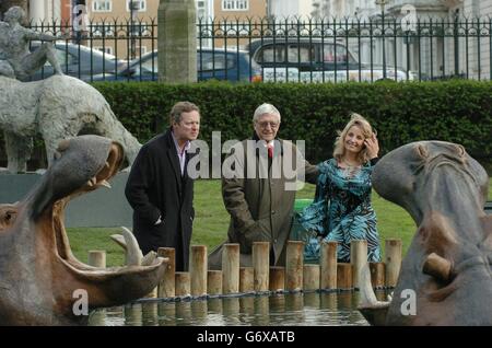 La sculptrice Tessa Campbell Fraser observe ses hippopotames qu'elle a sculptés comme l'une de ses expositions lors du lancement de son premier spectacle solo dans une galerie publique, au Musée d'histoire naturelle de l'ouest de Londres, Comme elle est rejointe par le mari et comédien Rory Bremner et l'animateur de chat-show de télévision Michael Parkinson. Les éléphants de Tessa, un ours polaire et un cerf rouge qui ont pris ensemble le contrôle de la pelouse du musée. L'exposition ouvre le 9 avril et se déroulera jusqu'en octobre 10. Banque D'Images