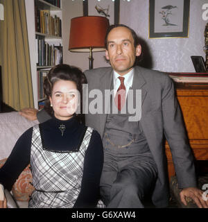 Le chef du Parti libéral Jeremy Thorpe et sa fiancée Marion Stein, comtesse de Harewood, dans son appartement de Westminster à Londres. Banque D'Images