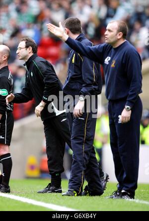 Martin O'Neill, directeur du Celtic (à gauche) et Alan Preston, directeur adjoint du Livingston FC, regardent depuis le réseau de communication pendant la demi-finale de la coupe écossaise Tennent à Hampden Park, Glasgow.USAGE ÉDITORIAL UNIQUEMENT Banque D'Images