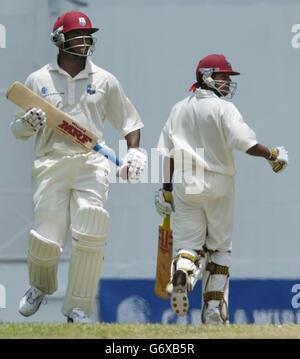 Le capitaine indien de l'Ouest Brian Lara (à gauche) et Ramnaresh Sarwan ont encore 4 courses, sur leur chemin vers un partenariat de 232 contre l'Angleterre pendant la deuxième journée du 4ème Test au terrain de loisirs, St John's, Antigua. Banque D'Images