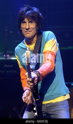 Ronnie Wood joue sur la scène lors du concert hommage à Ronnie Lane au Royal Albert Hall dans le centre de Londres. Banque D'Images