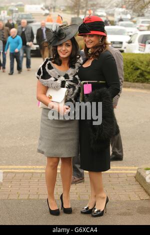 Tonie Bentley (à gauche) et Sara Walker (à droite) de Leeds arrivent à Ladies Day à Cheltenham Racecourse, Cheltenham. Banque D'Images