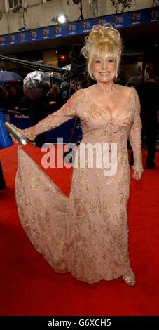 L'actrice Barbara Windsor arrive pour le British Academy Television Awards (BAFTA) - parrainé par radio Times - à Grosvenor House Hotel à Park Lane, dans le centre de Londres. Banque D'Images