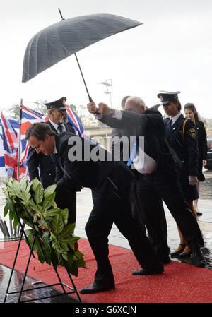 Le Premier ministre David Cameron dépose une couronne sur un monument commémoratif à la Knesset, le Parlement israélien, le premier d’une visite de deux jours en Israël. Banque D'Images