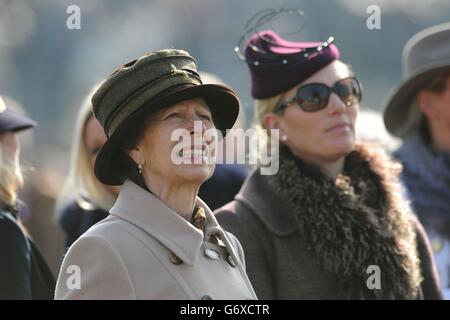 La princesse royale (à gauche) observe la RSA Steeple Chase avec sa fille Zara Phillips (à droite) pendant la Journée des dames à l'hippodrome de Cheltenham, Cheltenham. Banque D'Images