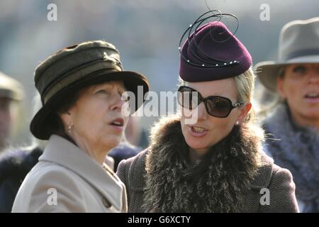 La princesse royale (à gauche) observe la RSA Steeple Chase avec sa fille Zara Phillips (à droite) pendant la Journée des dames à l'hippodrome de Cheltenham, Cheltenham. Banque D'Images