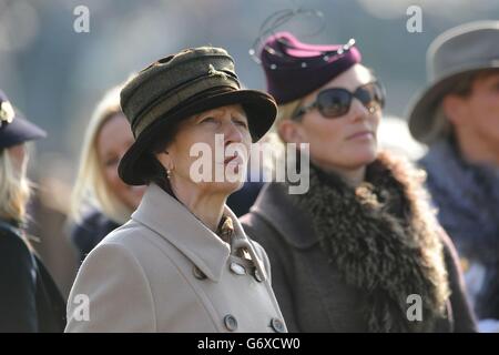 La princesse royale (à gauche) réagit en observant la RSA Steeple Chase avec sa fille Zara Phillips (à droite) pendant la journée des dames à l'hippodrome de Cheltenham, Cheltenham. Banque D'Images