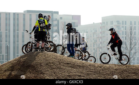 Cyclisme - Londres 2012 Legacy venue - Lee Valley Velopark.Les cyclistes essaient le circuit BMX pendant le photocall à Lee Valley Volopark, Londres. Banque D'Images