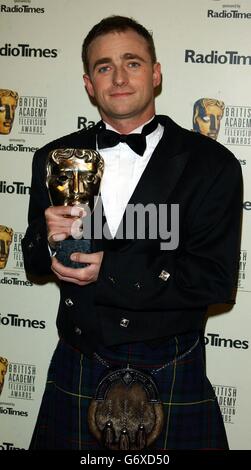 Mark Daly avec son prix du meilleur courant pour le policier secret pendant le British Academy Television Awards (BAFTA) - parrainé par radio Times - à Grosvenor House Hotel à Park Lane, dans le centre de Londres. Banque D'Images