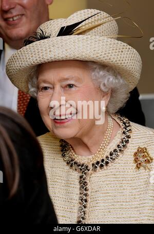 La reine Elizabeth II parle aux membres du personnel lors de sa visite aux bureaux de la Royal Commonwealth Society et du Duke of Edinburgh Awards, car ils partagent le même bâtiment à Westminster, dans le centre de Londres. Banque D'Images