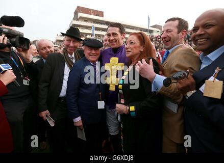 Le Jockey Davy Russell (au centre) célèbre avec l'entraîneur Jim Culloty (2e à droite) et le propriétaire Ronan Lambe (au centre à gauche) après avoir remporté la coupe d'or de Betfred Cheltenham Chase à bord de Lord Windermere le jour de la coupe d'or, pendant le Cheltenham Festival. Banque D'Images