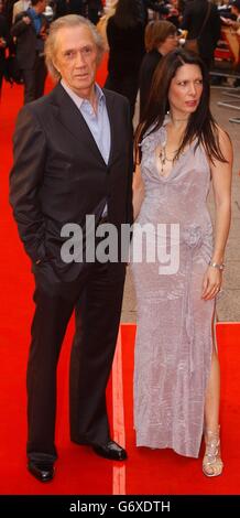 David Carradine arrive pour la première britannique du nouveau film Kill Bill - Volume 2, le deuxième épisode de l'écrivain et réalisateur Quentin Tarantino, à l'Empire Leicester Square dans le centre de Londres. Banque D'Images